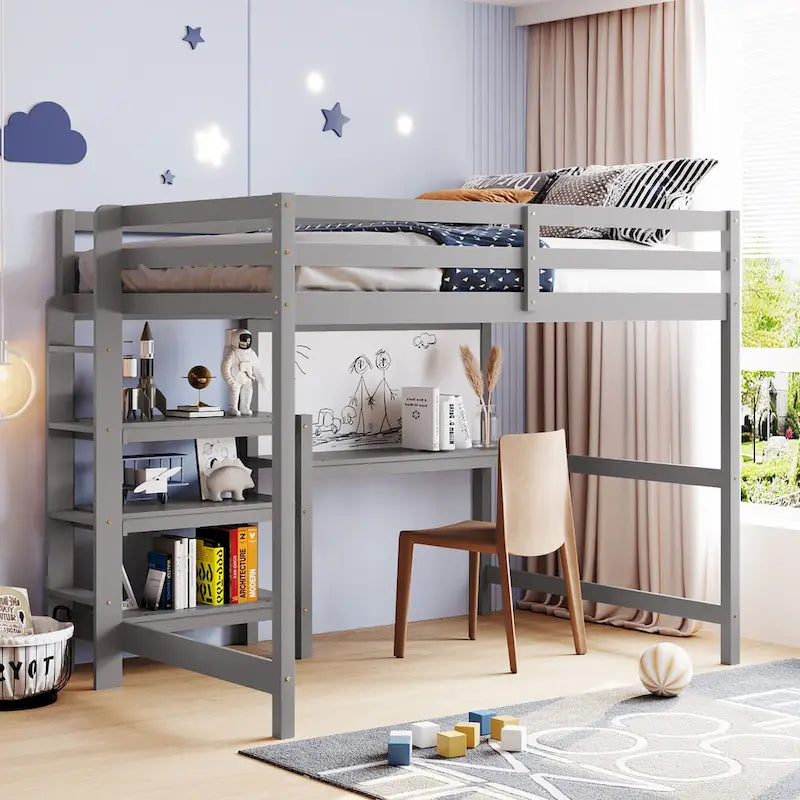 Letto soppalcato in legno con mensole, scrivania e lavagna