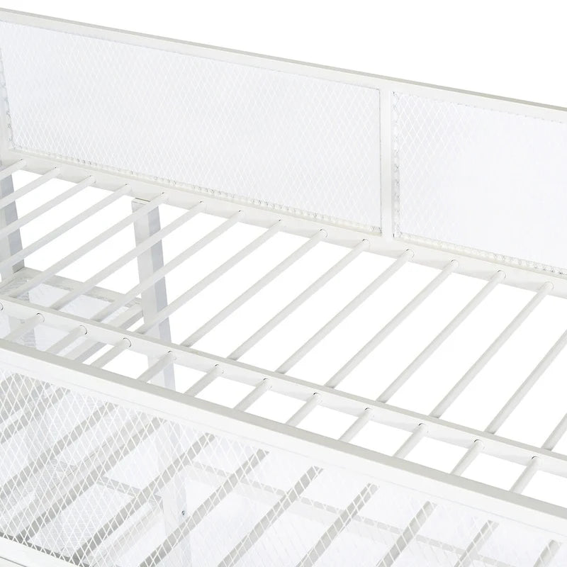 Lit mezzanine métallique blanc avec étagères à 4 niveaux, espace de travail et barrière de sécurité sur toute la longueur